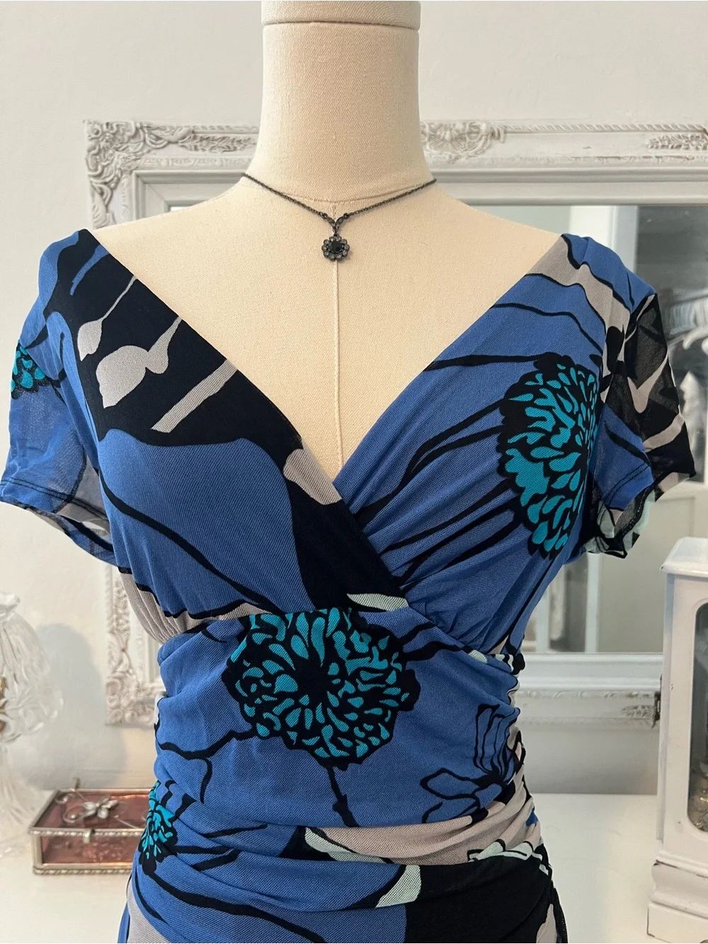 vintage blue floral print babydoll short sleeve top with ruched sides - Picture 3 of 5